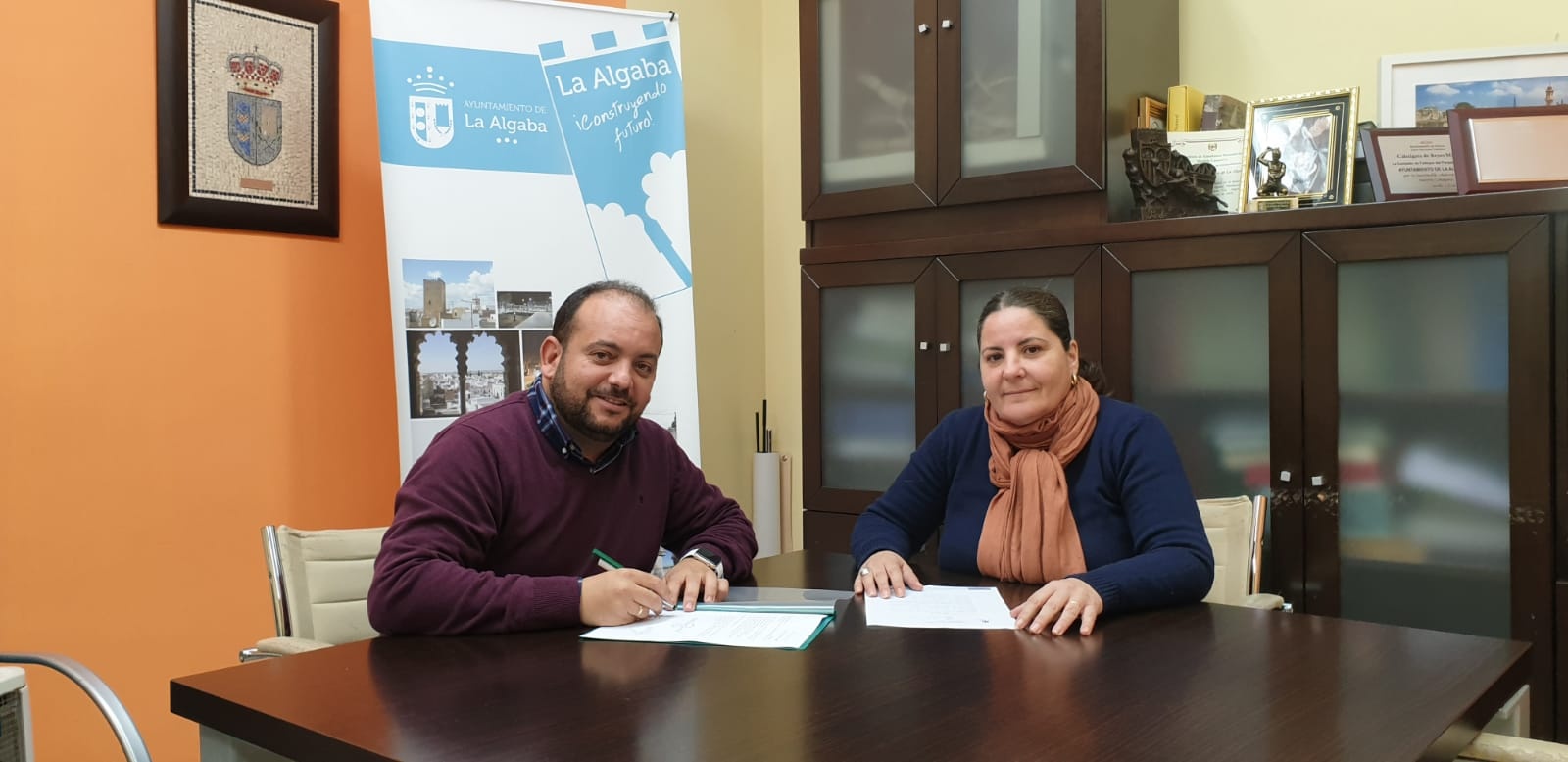 Alcalde, Diego Manuel Agüera Piñero y concejala de Medio Ambiente, Eva Mª de la Bastida Merino, firmando el convenio de colaboración